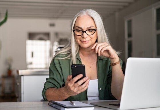 Woman seeing her paycheck arrive early with Accelerate