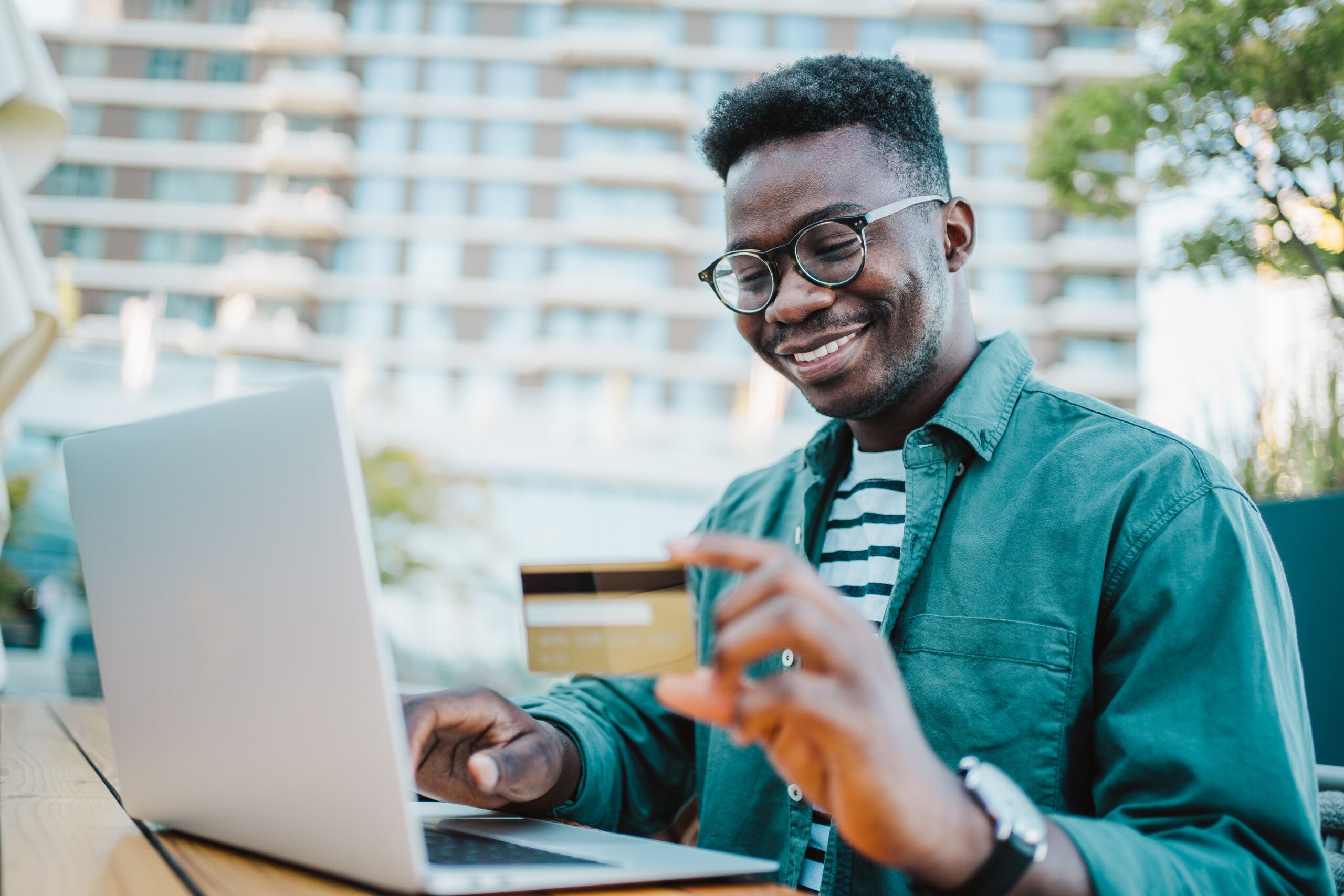 student using debit card in college to earn rewards